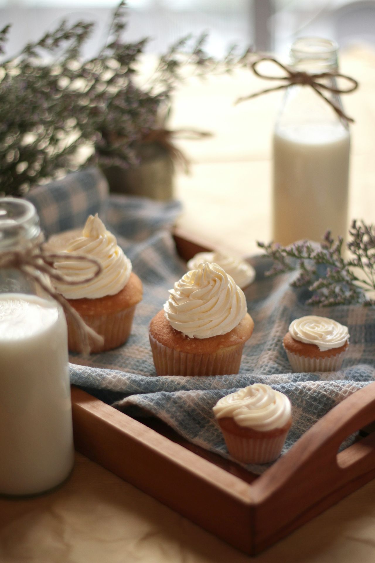 cupcakes op een bruine houten schaal
